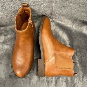 Cat & Jack ankle boots for girls. Zipper, stretchy panel, almond toe. Tan. Sz 3